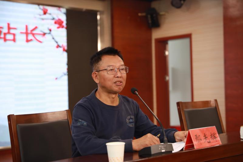 副局长鄢光辉讲授〈如何当好文化站长〉.JPG