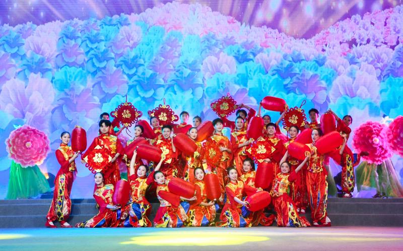 开场歌舞《春到福来》 欧阳先登摄.jpg