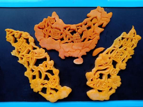 2.靖州雕花蜜饯传承人：罗先梅《中国加油、武汉加油》.jpg