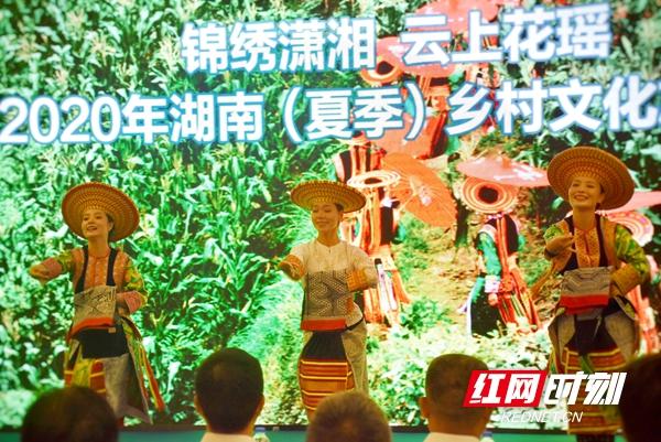 花瑶姑娘们现场精彩表演。.jpg