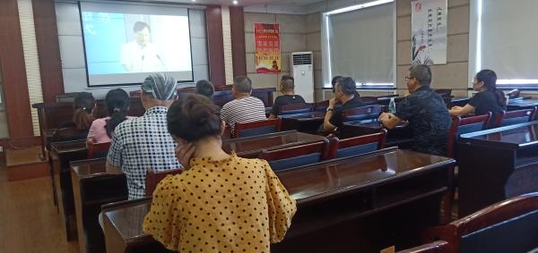 9月1日，华容县文旅广电局系统工作人员观看公服法湖南实施办法启动式直播。 (2).jpg