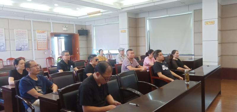 9月1日，华容县文旅广电局系统工作人员观看公服法湖南实施办法启动式直播。 (3).jpg