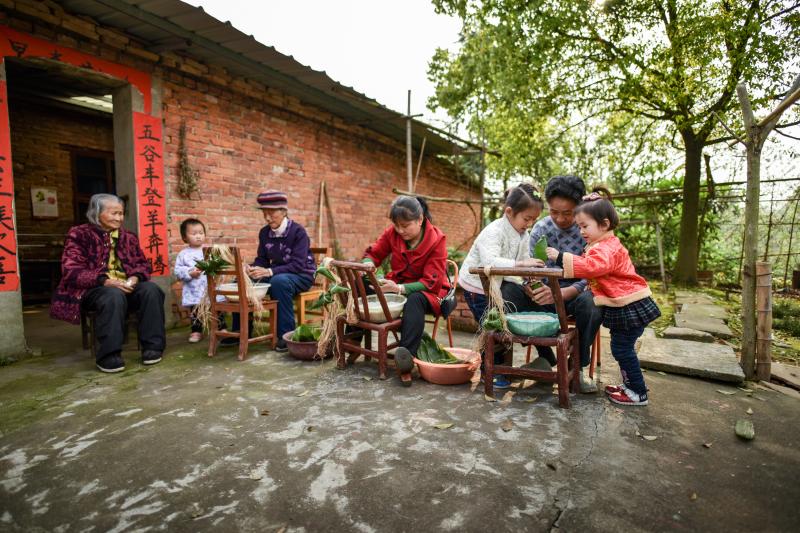 图60:端午节一家老小一起包粽子,其乐融融 何树林摄.jpg