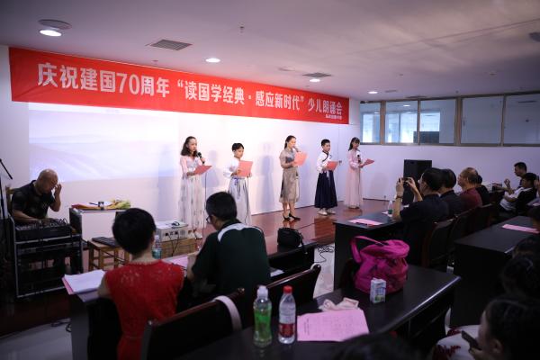 朗诵者.jpg