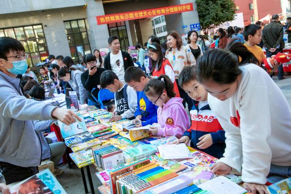2020年11月14日上午,天心区图书馆举办的“我为书香天心选馆藏”活动在天心区怡海社区分馆前坪举行,图为市民排队办证、选书、借书现场.jpg