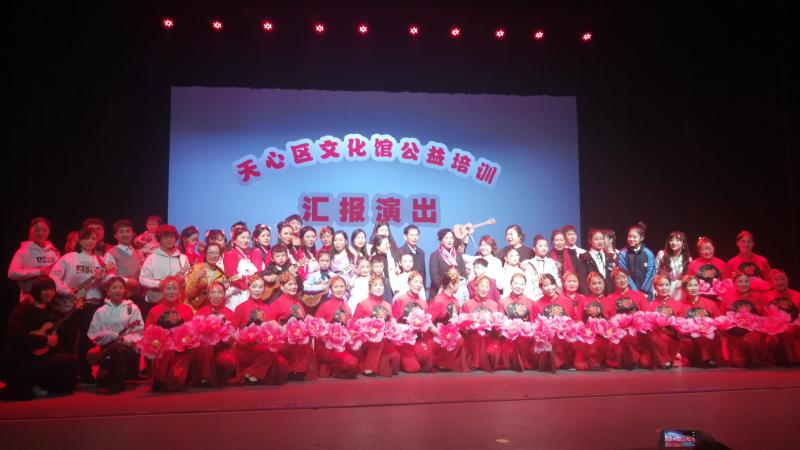 领导与演职人员合影.jpg
