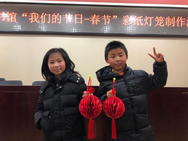 2020年1月22日下午，在天心区图书馆二楼举办“我们的节日·春节”彩纸灯笼制作活动，小朋友展示成品图。.jpg