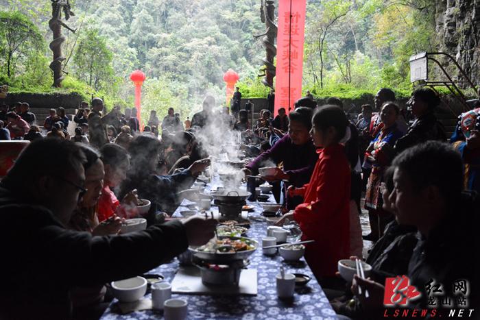 乌龙山大峡谷溶洞长龙宴深受游客青睐4.png
