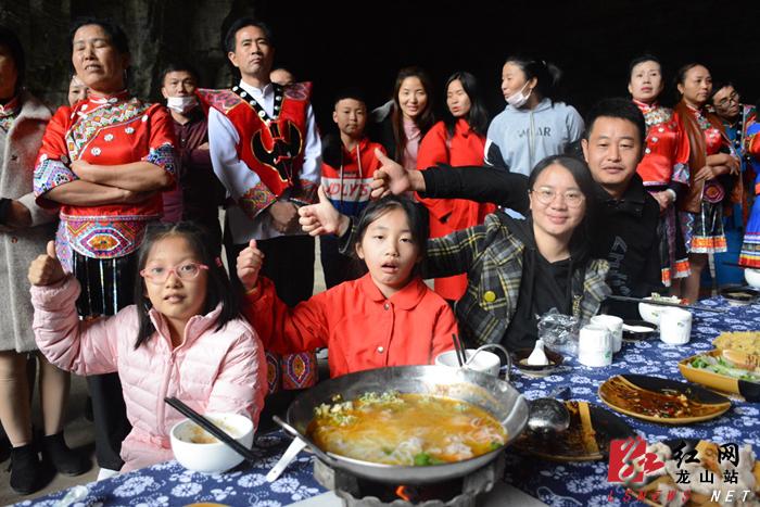 乌龙山大峡谷溶洞长龙宴深受游客青睐6.png
