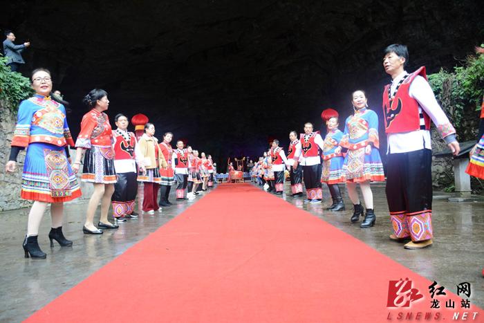 乌龙山大峡谷溶洞长龙宴深受游客青睐1.png