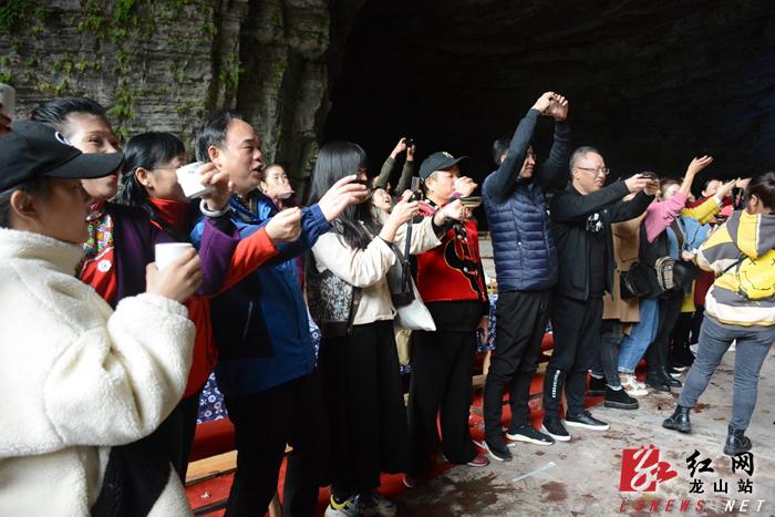 乌龙山大峡谷溶洞长龙宴深受游客青睐5.png