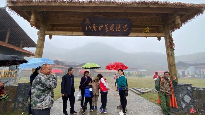“十一”黄金周八面山烤全羊变身“网红”引来八方客2.png