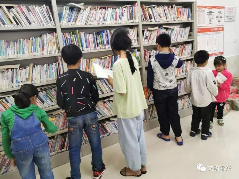 推广全民阅读，送书进村助扶贫2.jpg