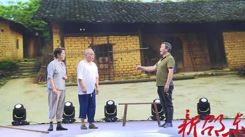 水东江镇仙鹅村 :千名村民文艺联欢度“双节”2.jpg