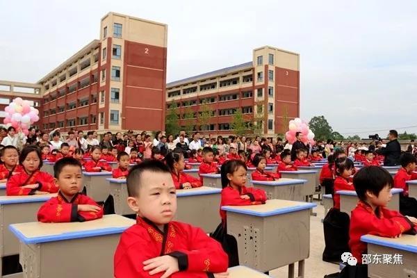 开笔明礼启蒙人生 邵东市宋家塘小学举行一年级新生“开笔礼”仪式21.jpg