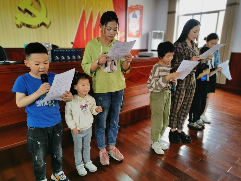红色诗歌亲子共读.jpg 红色诗歌亲子共读.jpg