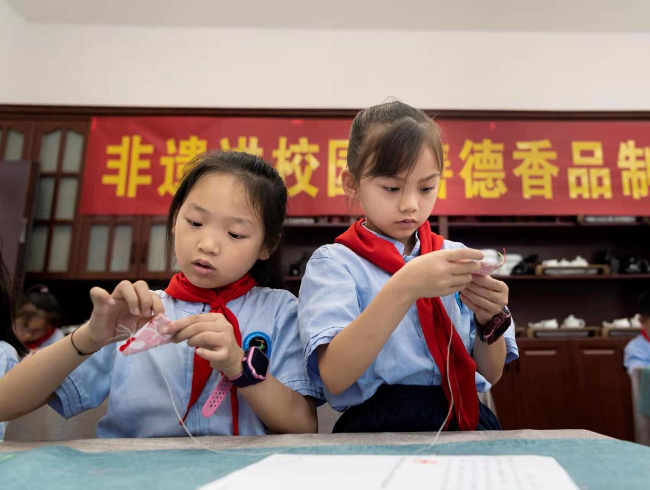 同学们现场体验香品制作技艺.jpg