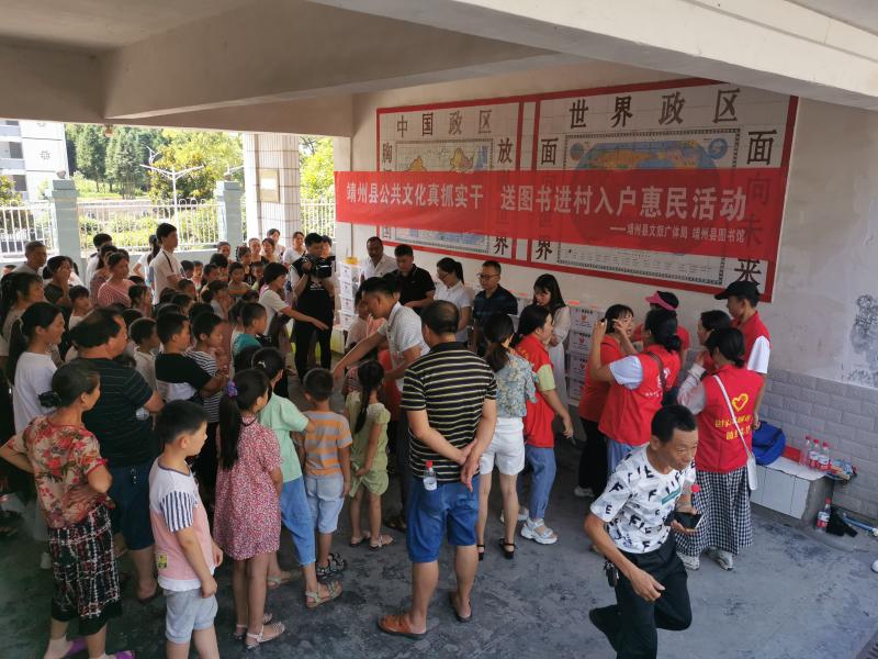 志愿者工作者给留守儿童讲解防溺、急救知识.jpg