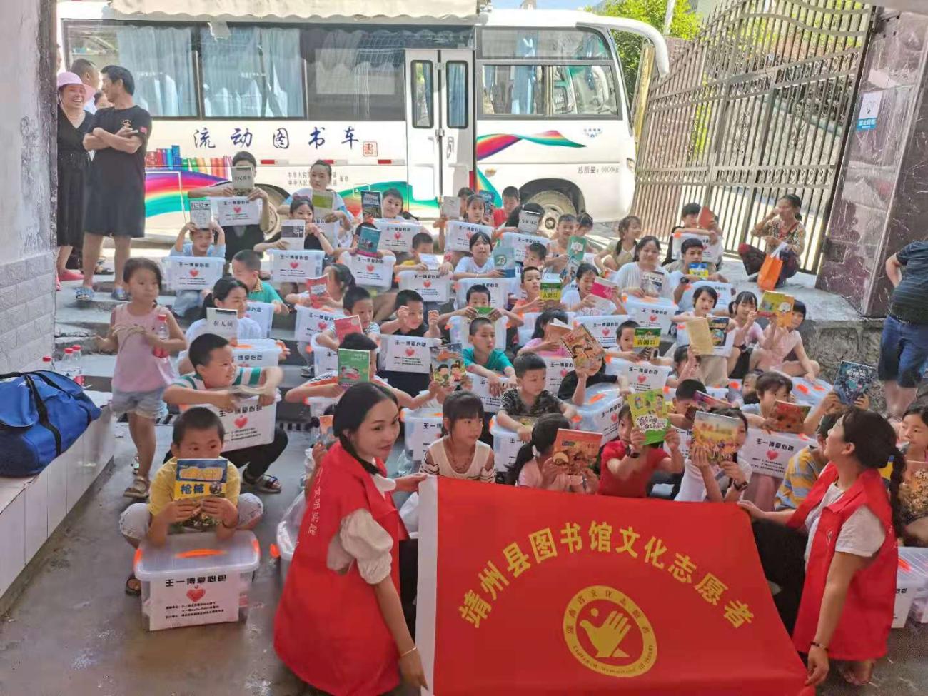捐书现场.jpg