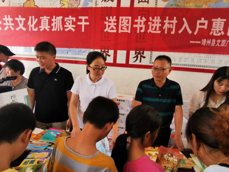 工作人员向留守儿童赠送图书.jpg