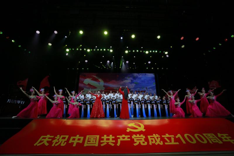 领唱 合唱《紧紧跟着你》 (1).JPG