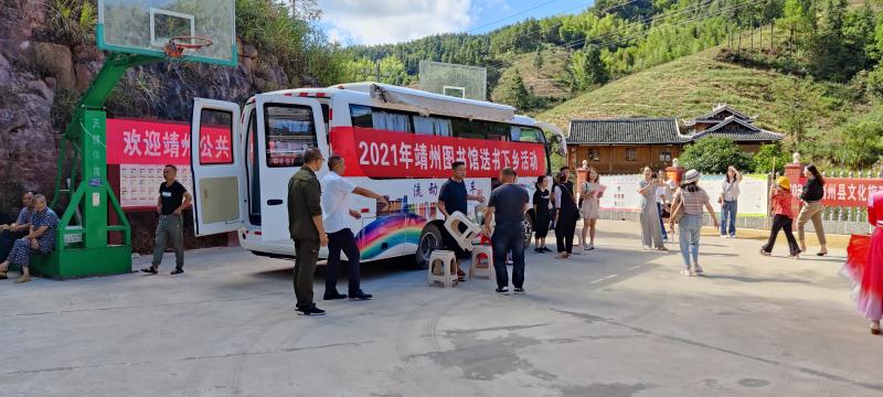 2021送书进源龙村活动照片.jpg