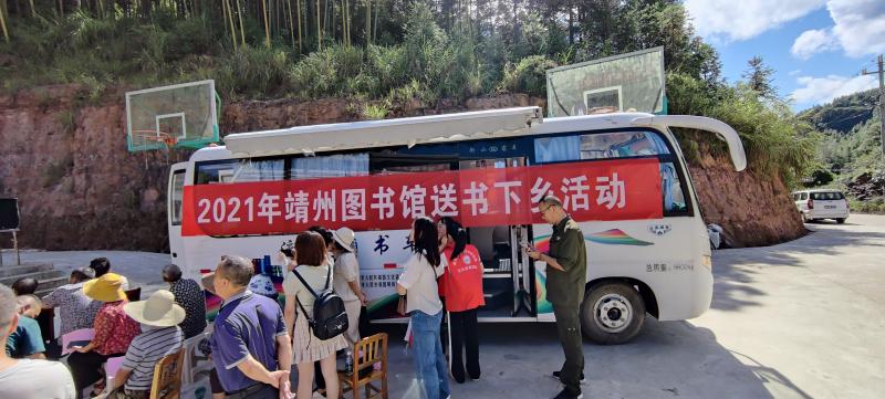 2021送书进源龙村活动照片1.jpg