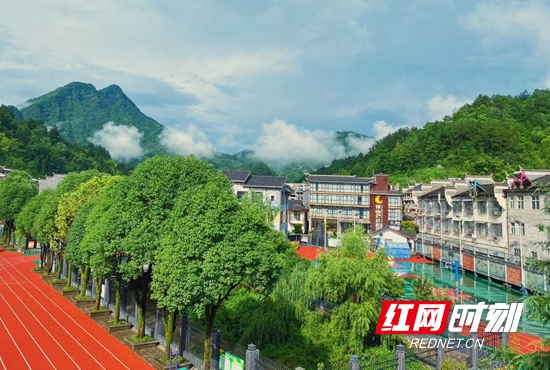 张家界市武陵源区天子山小学.jpg 张家界市武陵源区天子山小学.jpg