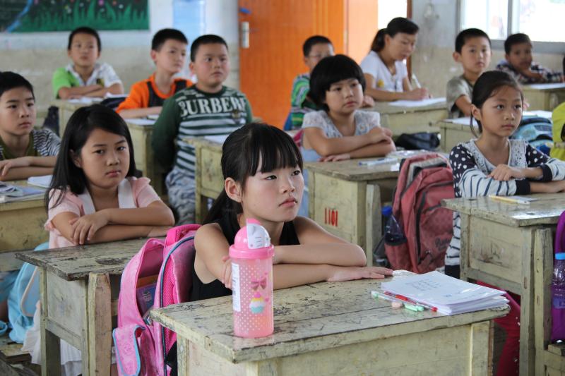 学生们在认真听取刘子英传承讲学.jpg