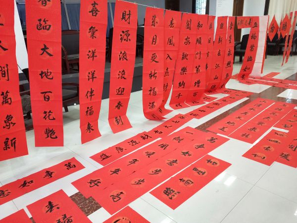 大红春年洋溢节日气氛1