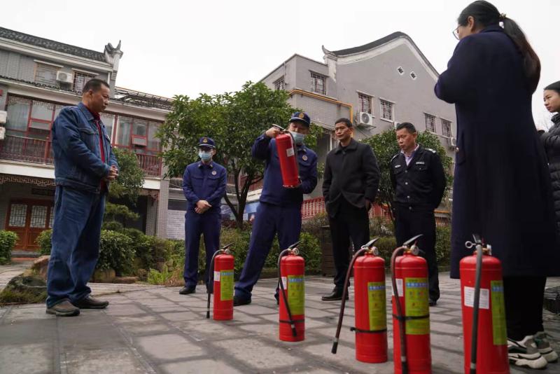 消防指战员现场讲解如何正确使用灭火器 袁利华 摄 (9).jpg