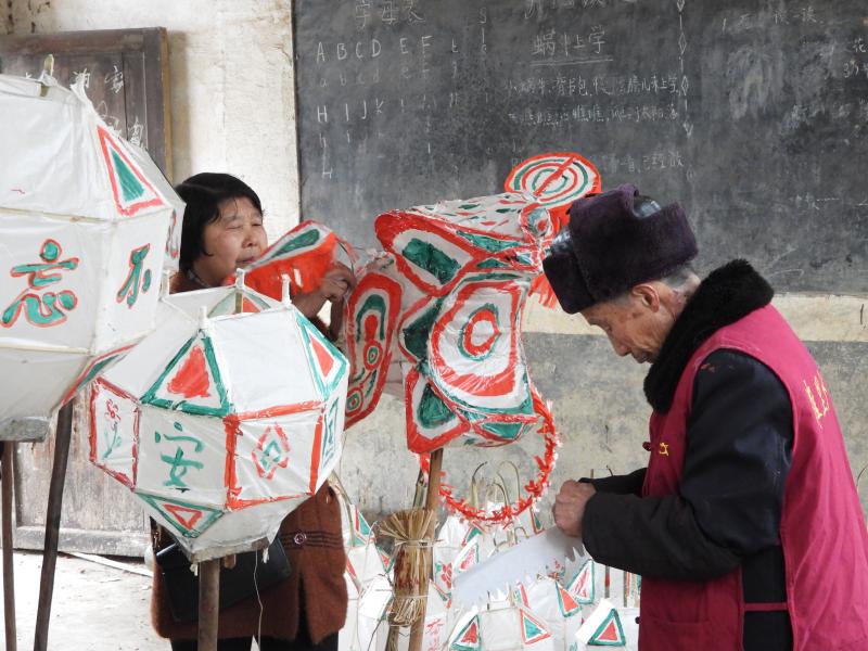 滩里水龙灯1--扎龙头.JPG