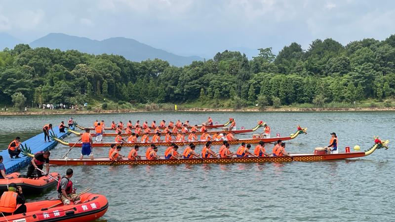 蓄势待发的队伍 何志军 摄.jpg