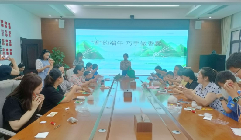 永安街道做香囊.png