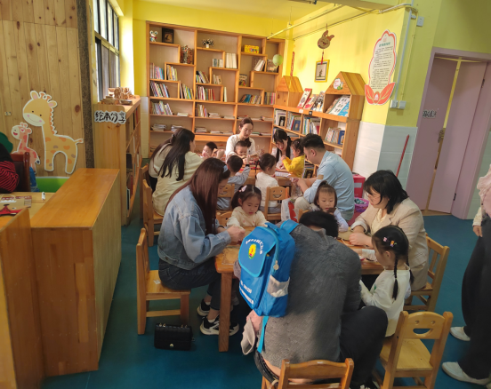 4月12日，恒大社区在北湖区第二幼儿园开展“书香浸润童年&nbsp;阅读伴我成长” 阅读活动3.png