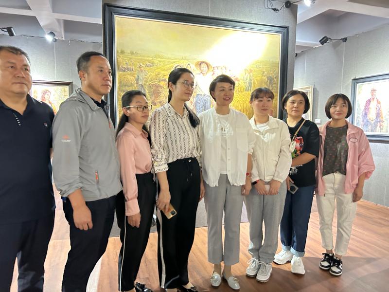 边疆群众观展留影.jpg