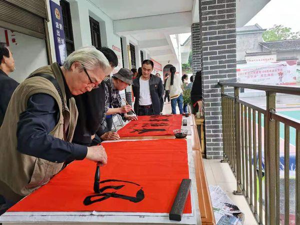 洪江市开展送书画进万家活动